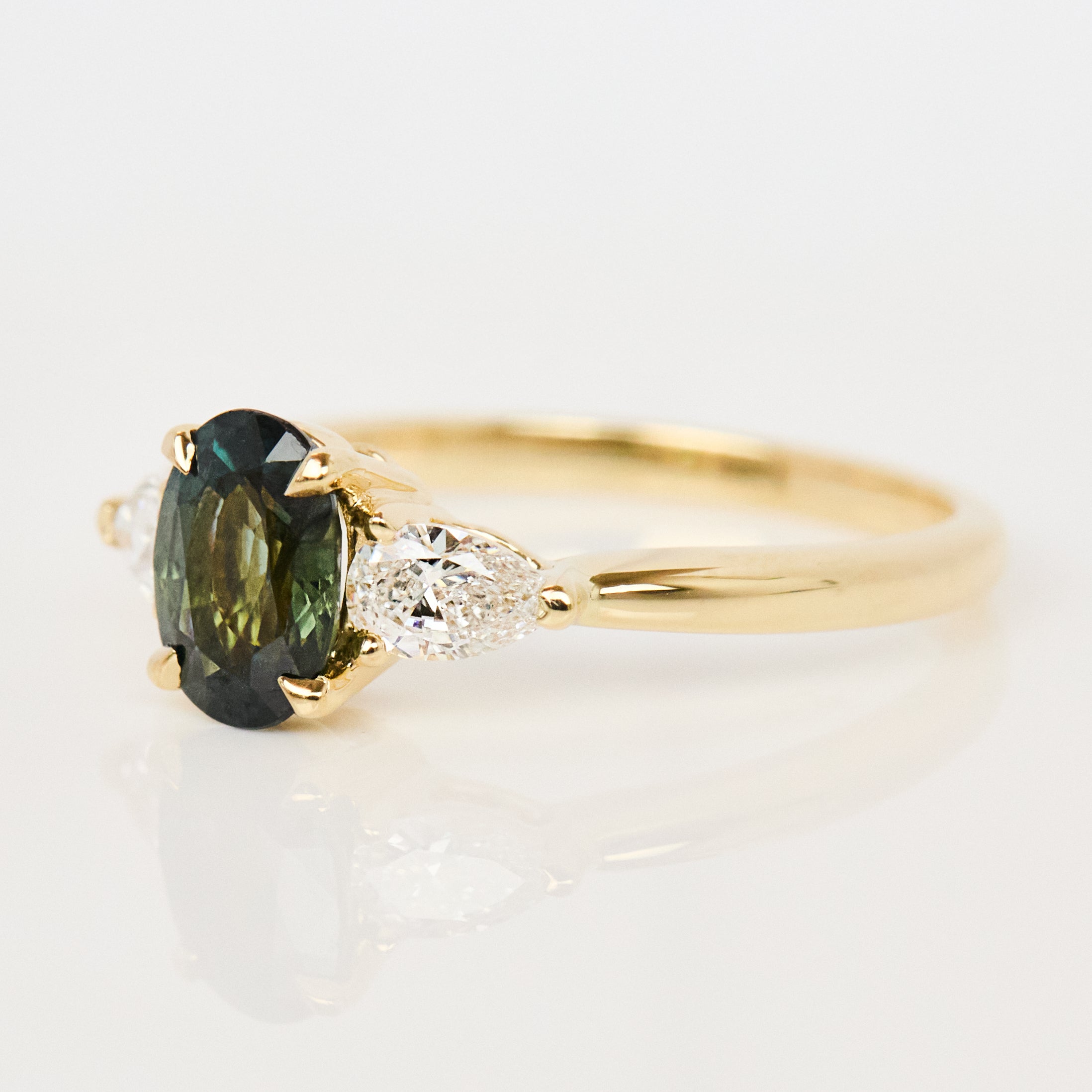 18ct yellow gold sapphire ring