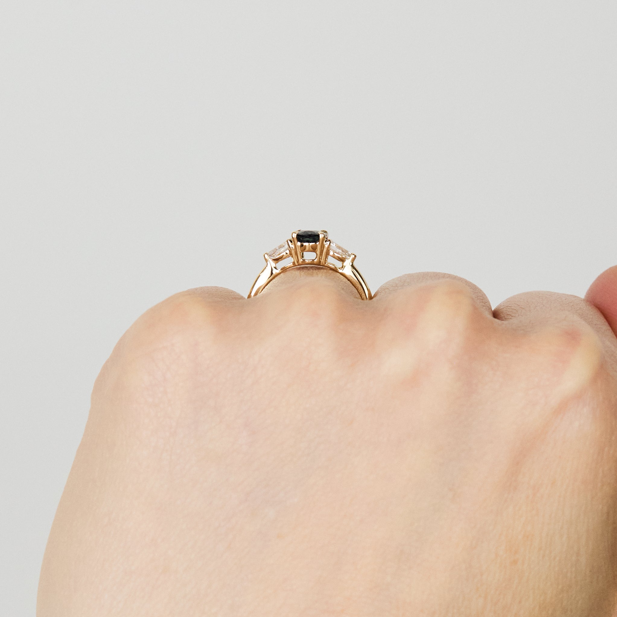 18ct yellow gold sapphire ring
