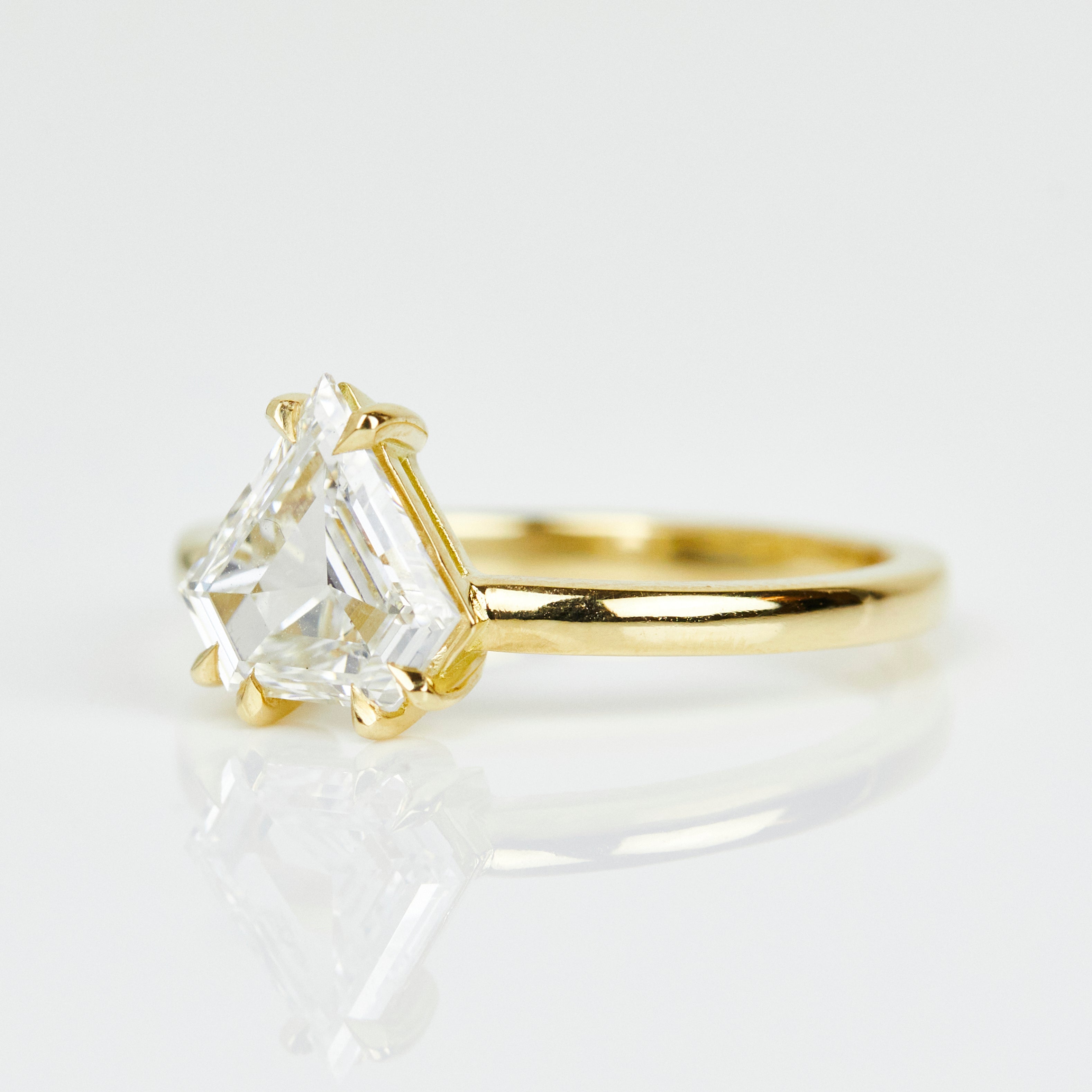 Lab grown diamond ring uk
