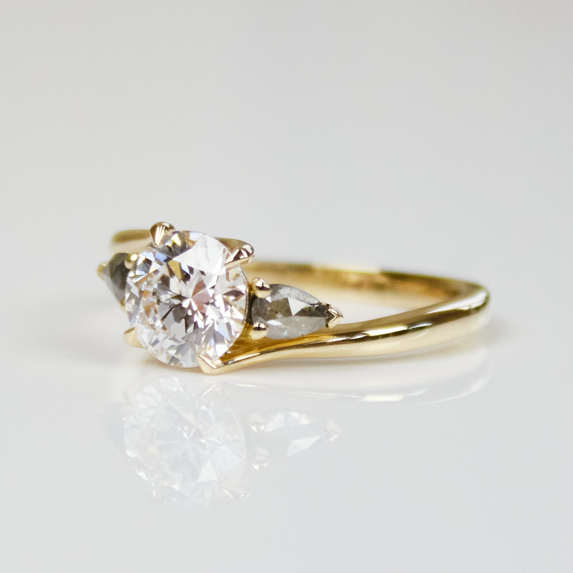 Lab grown diamond ring uk