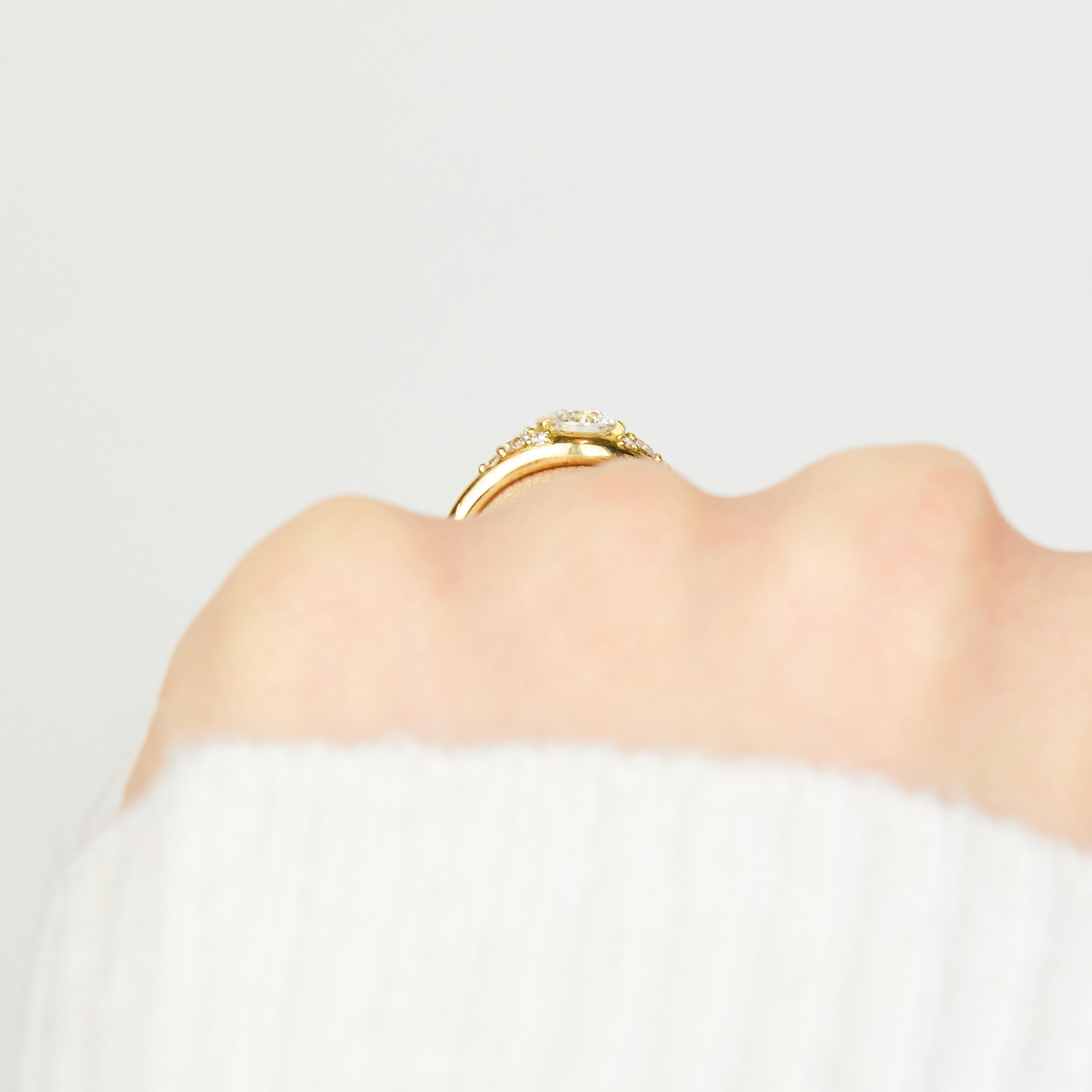 18ct yellow gold round brilliant cut one-of-a-kind lab grown diamond ring UK