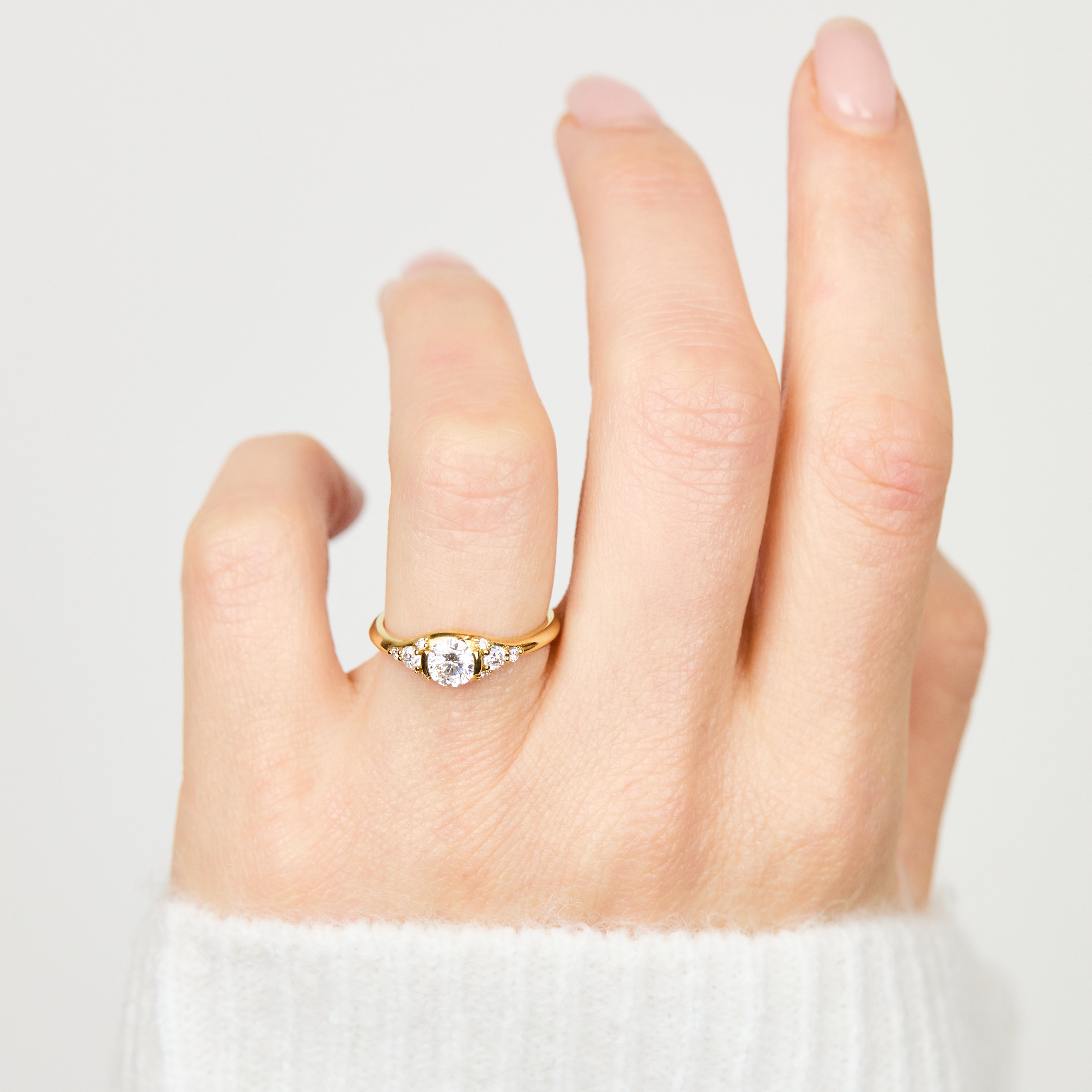 18ct yellow gold round brilliant cut one-of-a-kind lab grown diamond ring UK