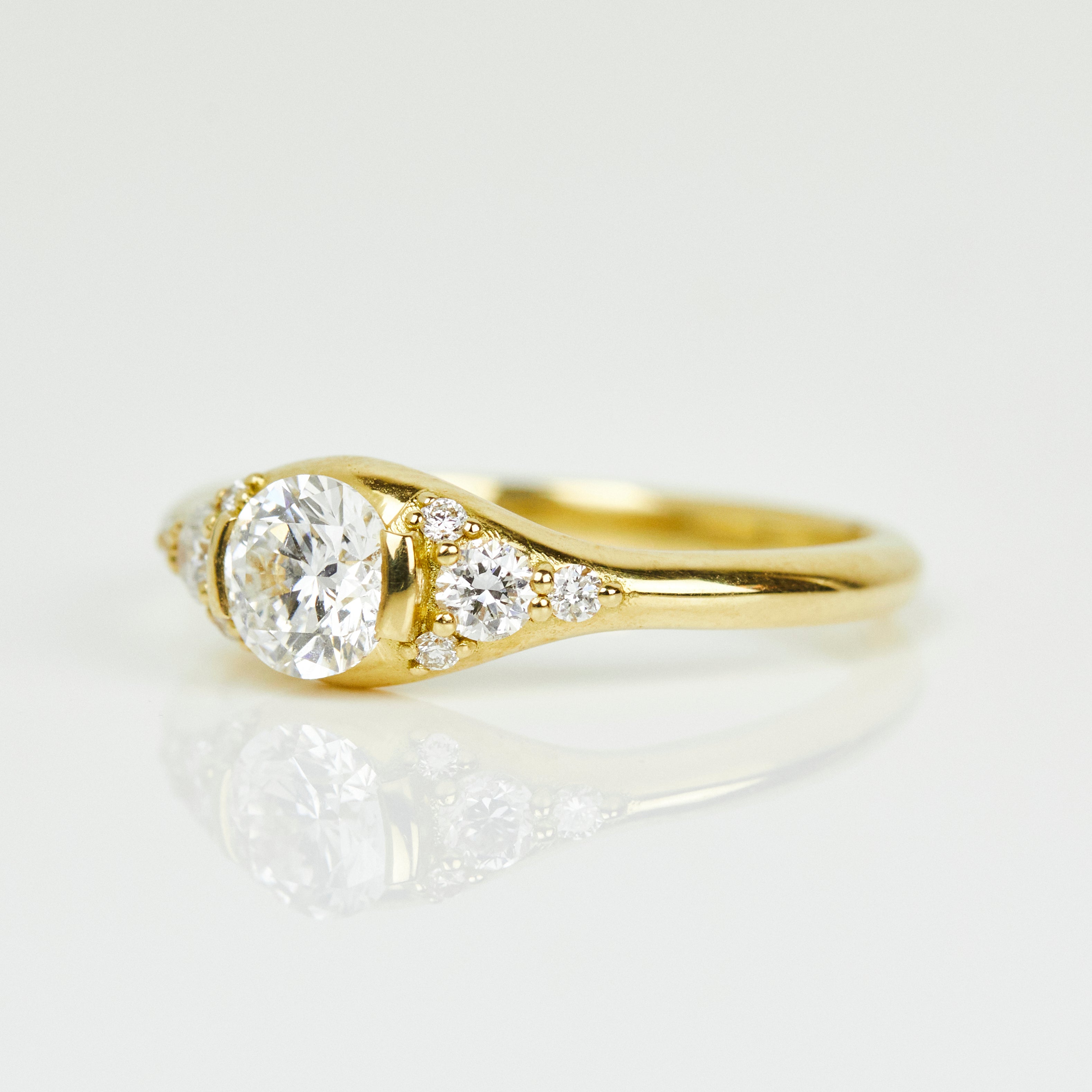 18ct yellow gold round brilliant cut one-of-a-kind lab grown diamond ring UK