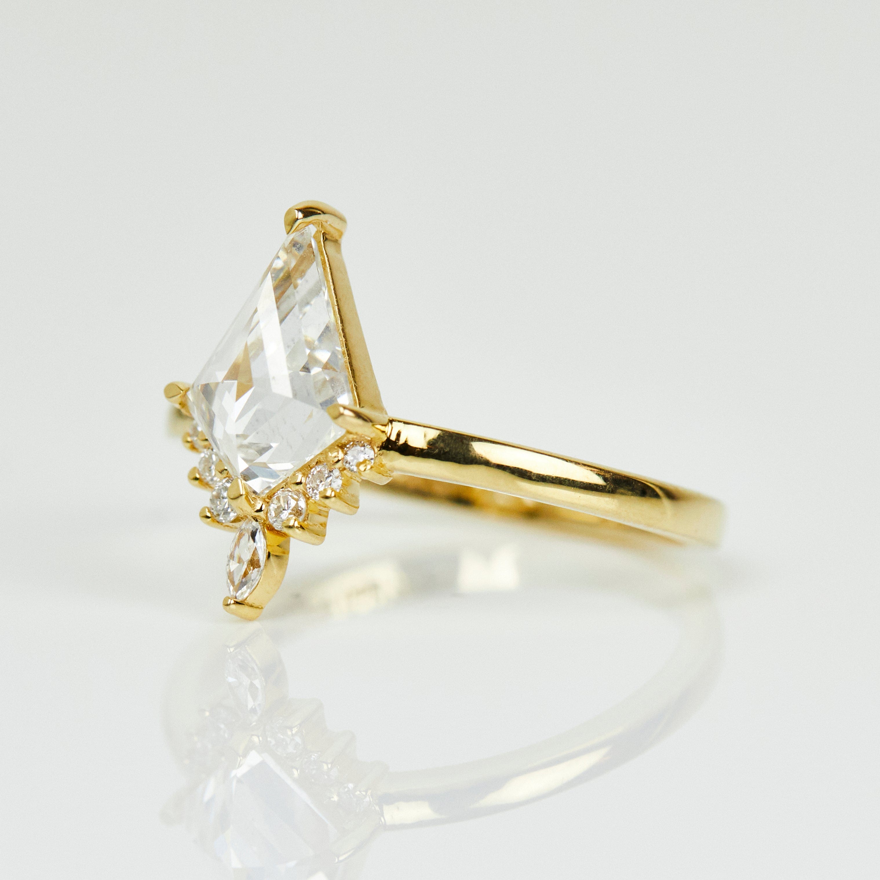 18ct yellow gold kite one-of-a-kind lab grown diamond ring UK