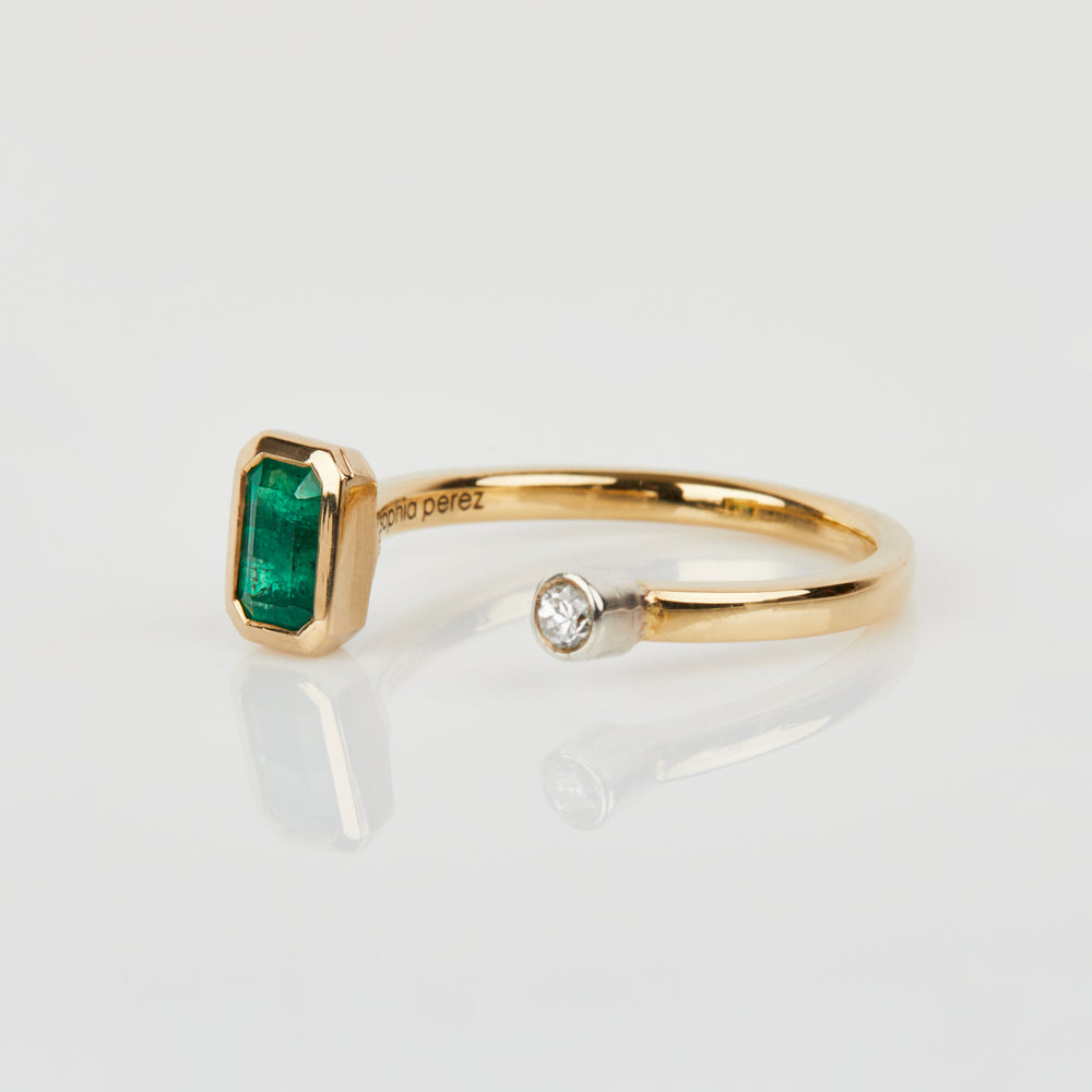 18ct yellow gold emerald and diamond Wedding ring women 