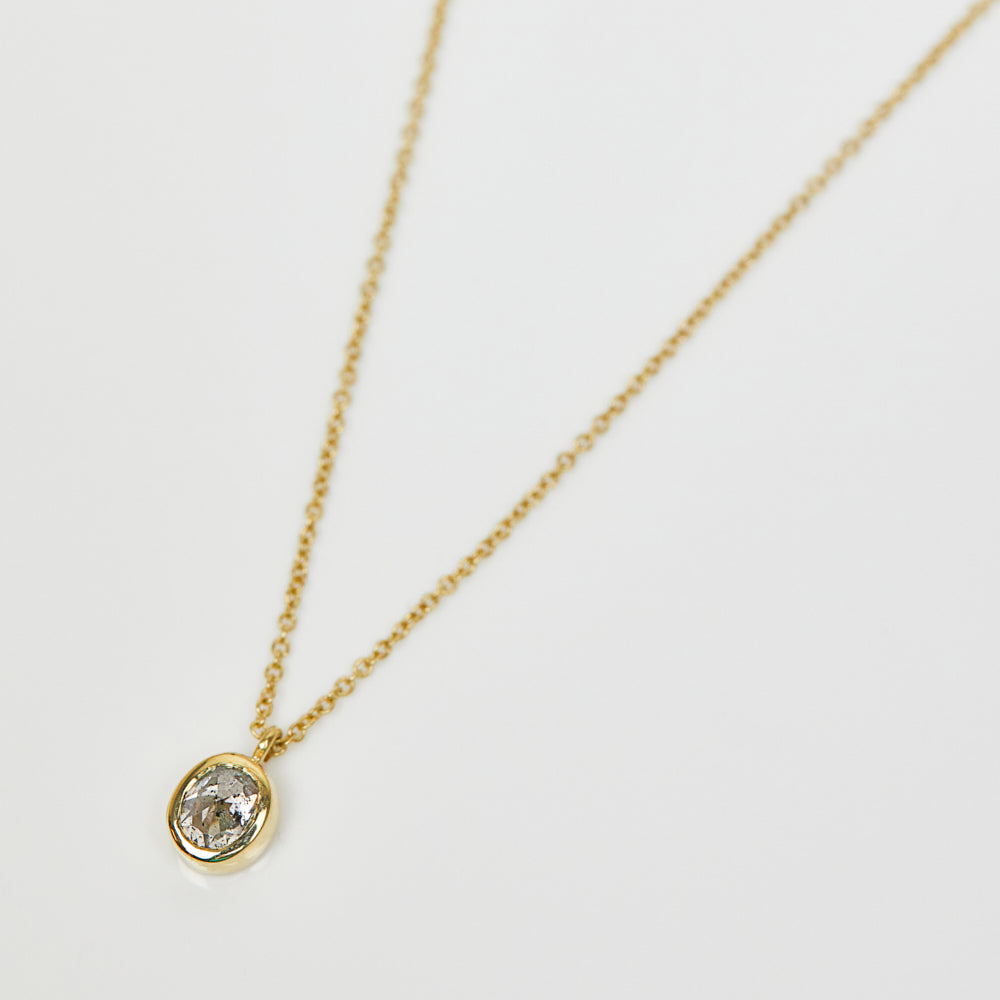 Oval transparent salt and pepper diamond necklace in 18ct yellow gold.