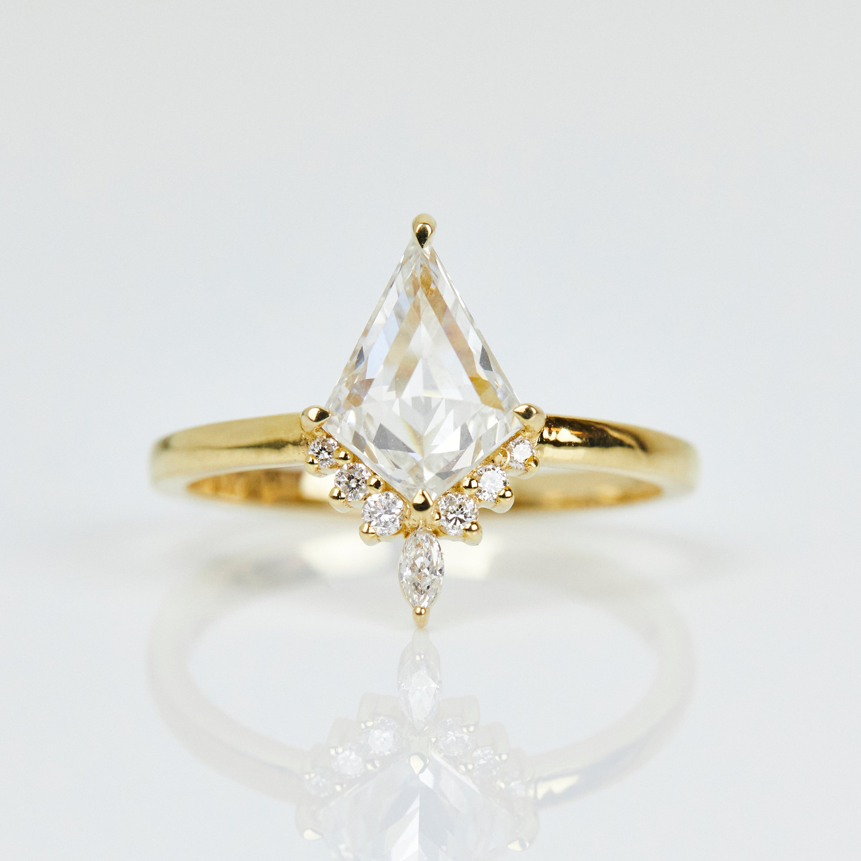 18ct yellow gold kite one-of-a-kind lab grown diamond ring UK