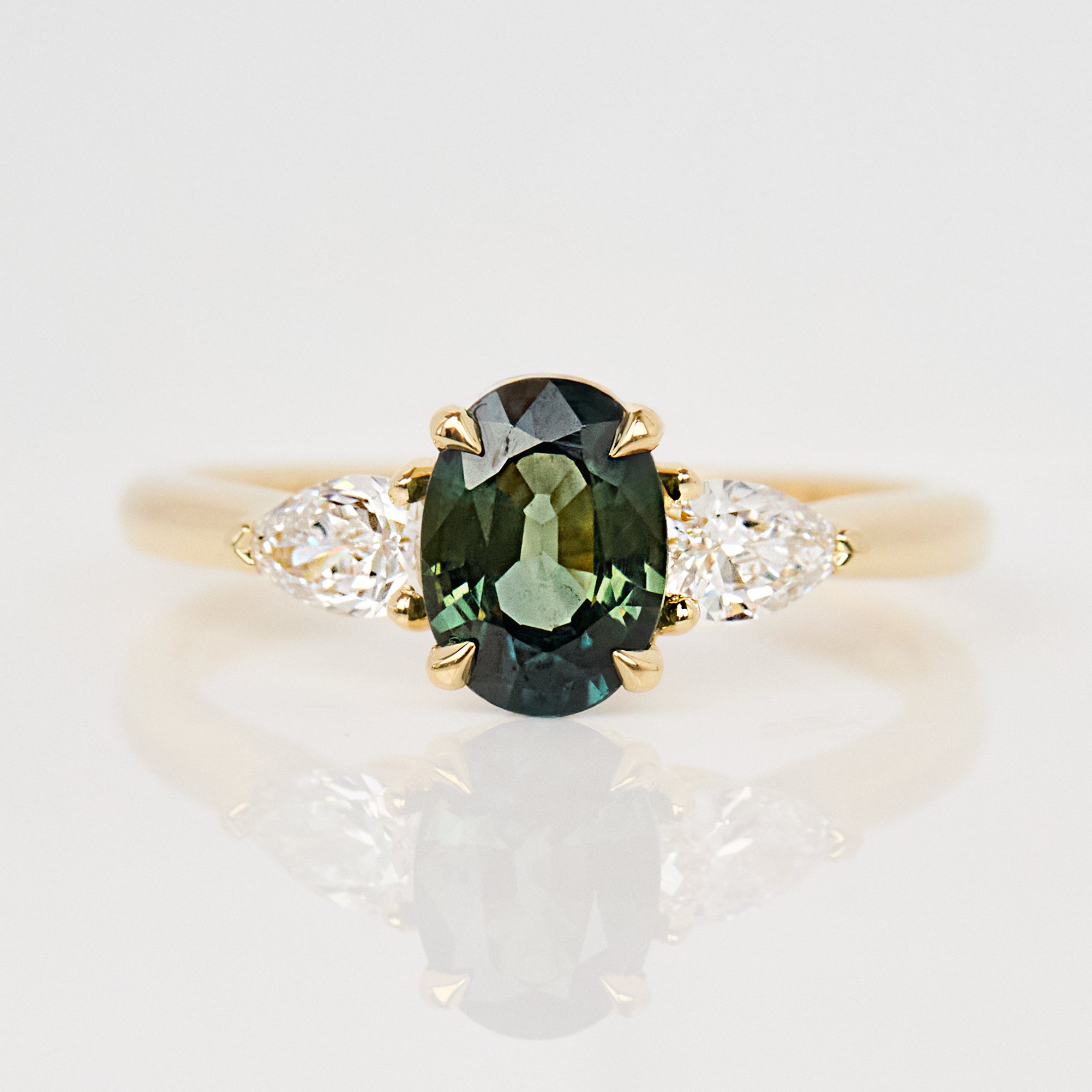 18ct yellow gold sapphire ring