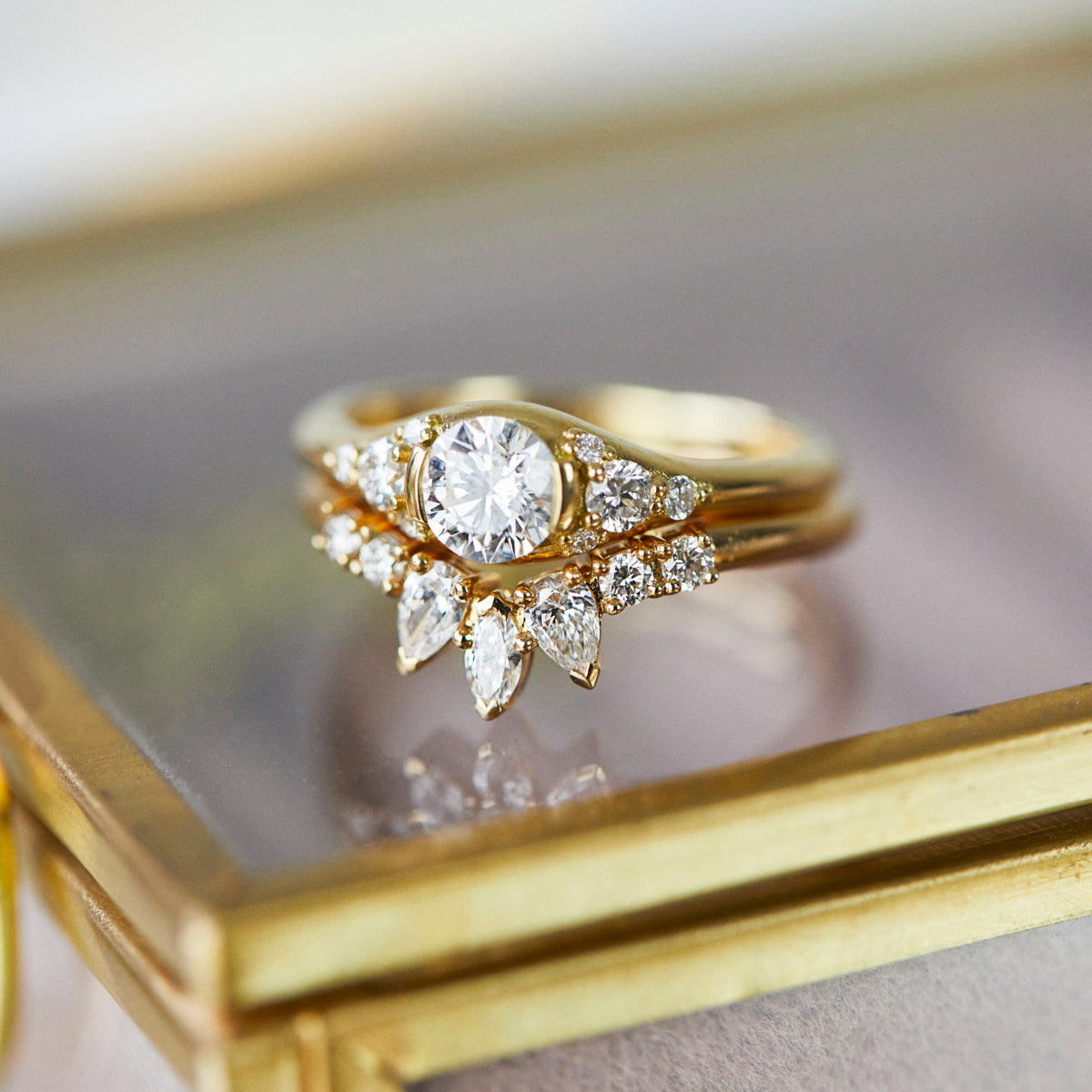 18ct yellow gold round brilliant cut one-of-a-kind lab grown diamond ring UK