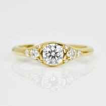 18ct yellow gold round brilliant cut one-of-a-kind lab grown diamond ring UK