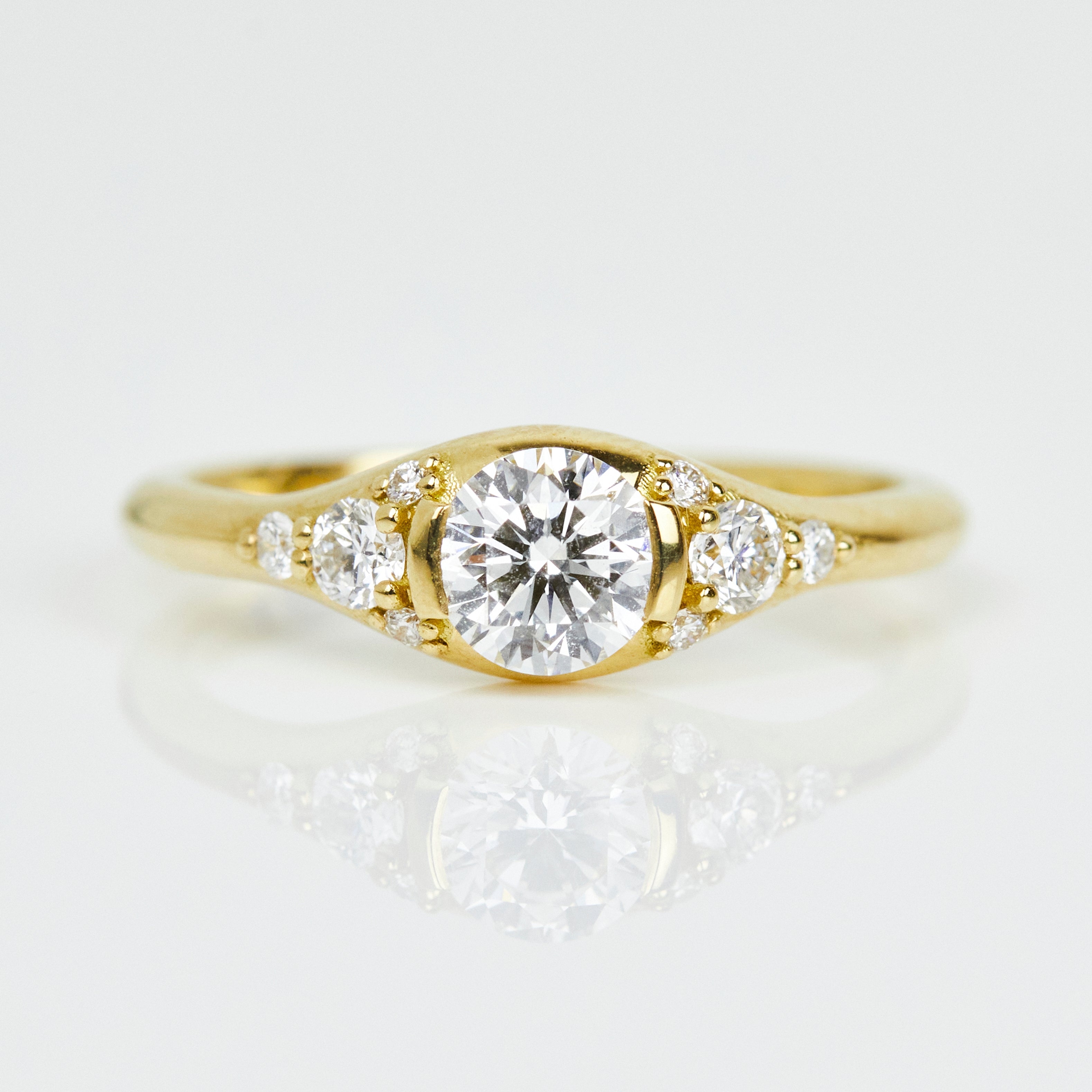 18ct yellow gold round brilliant cut one-of-a-kind lab grown diamond ring UK