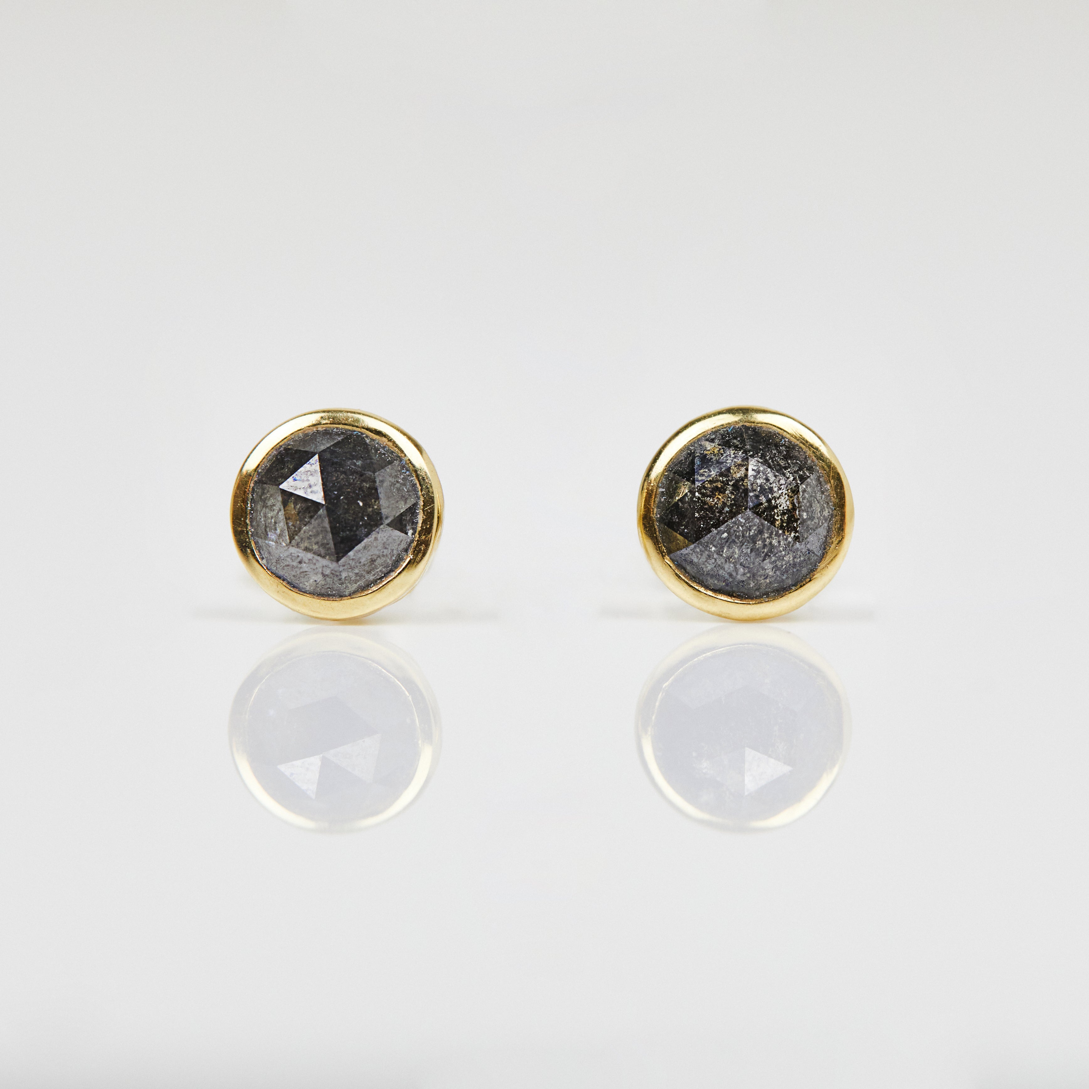 Round rose-cut salt and pepper diamond stud earrings in yellow gold.