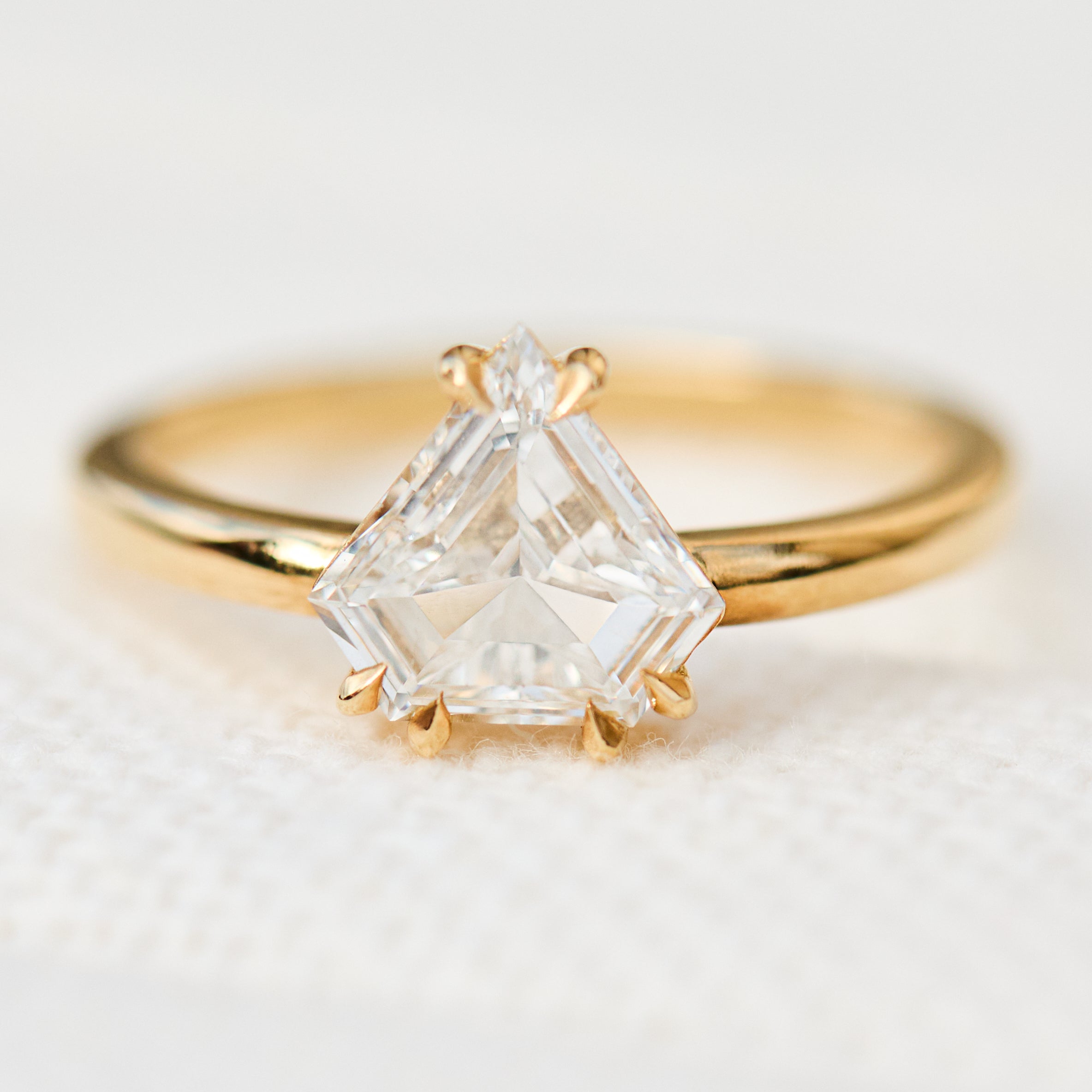 Lab grown diamond ring uk