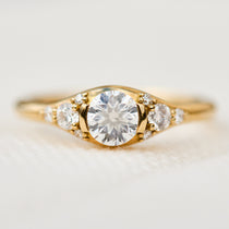 18ct yellow gold round brilliant cut one-of-a-kind lab grown diamond ring UK