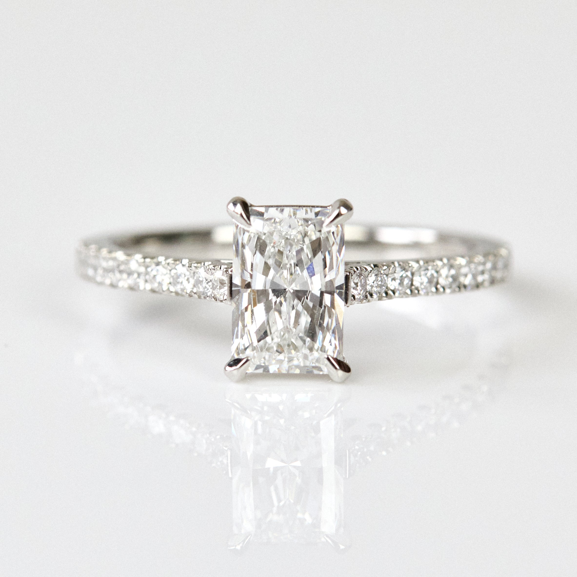 ​Lab grown diamond ring uk