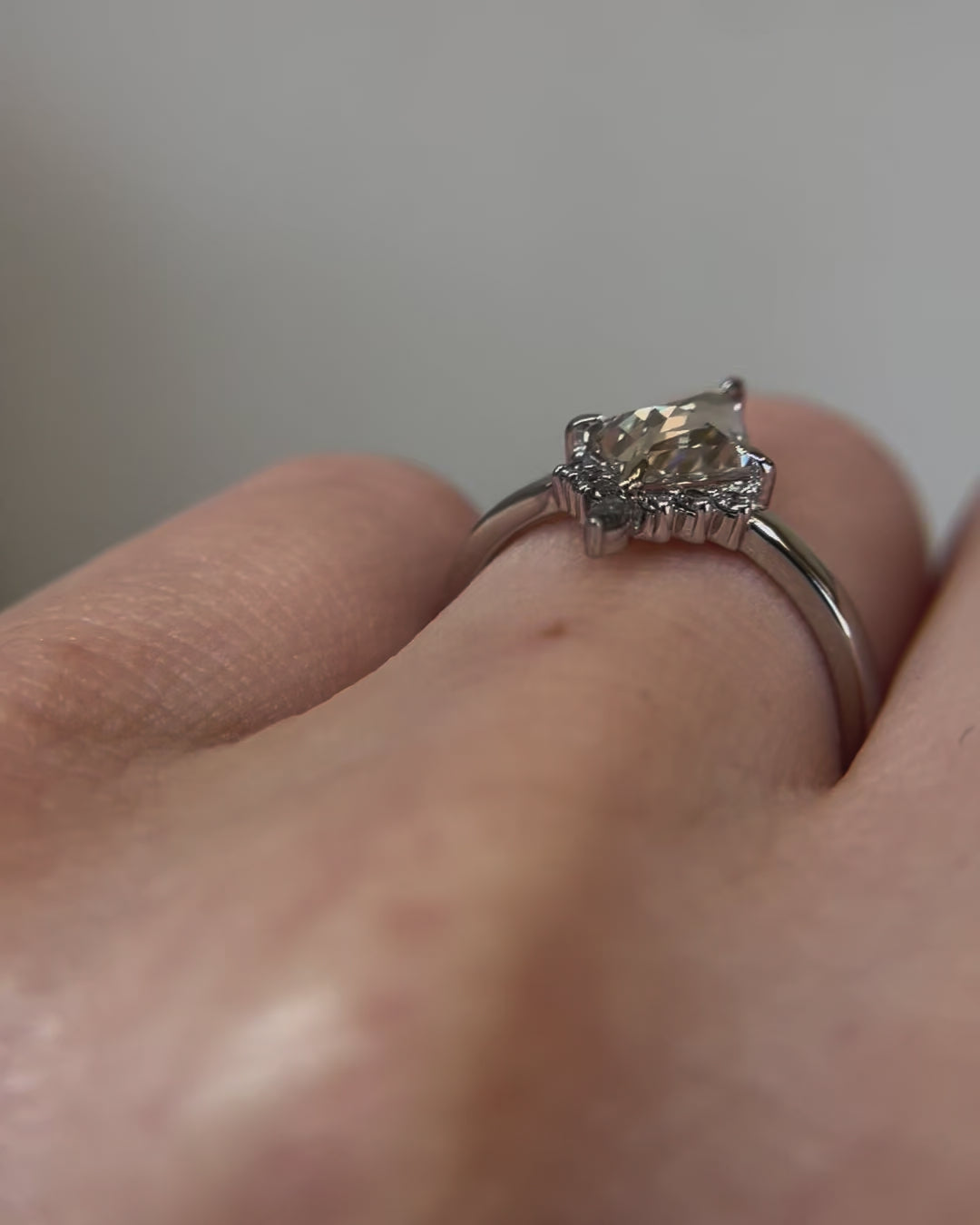 18ct yellow gold kite one-of-a-kind lab grown diamond ring UK