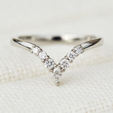 v shaped platinum round diamond wedding band