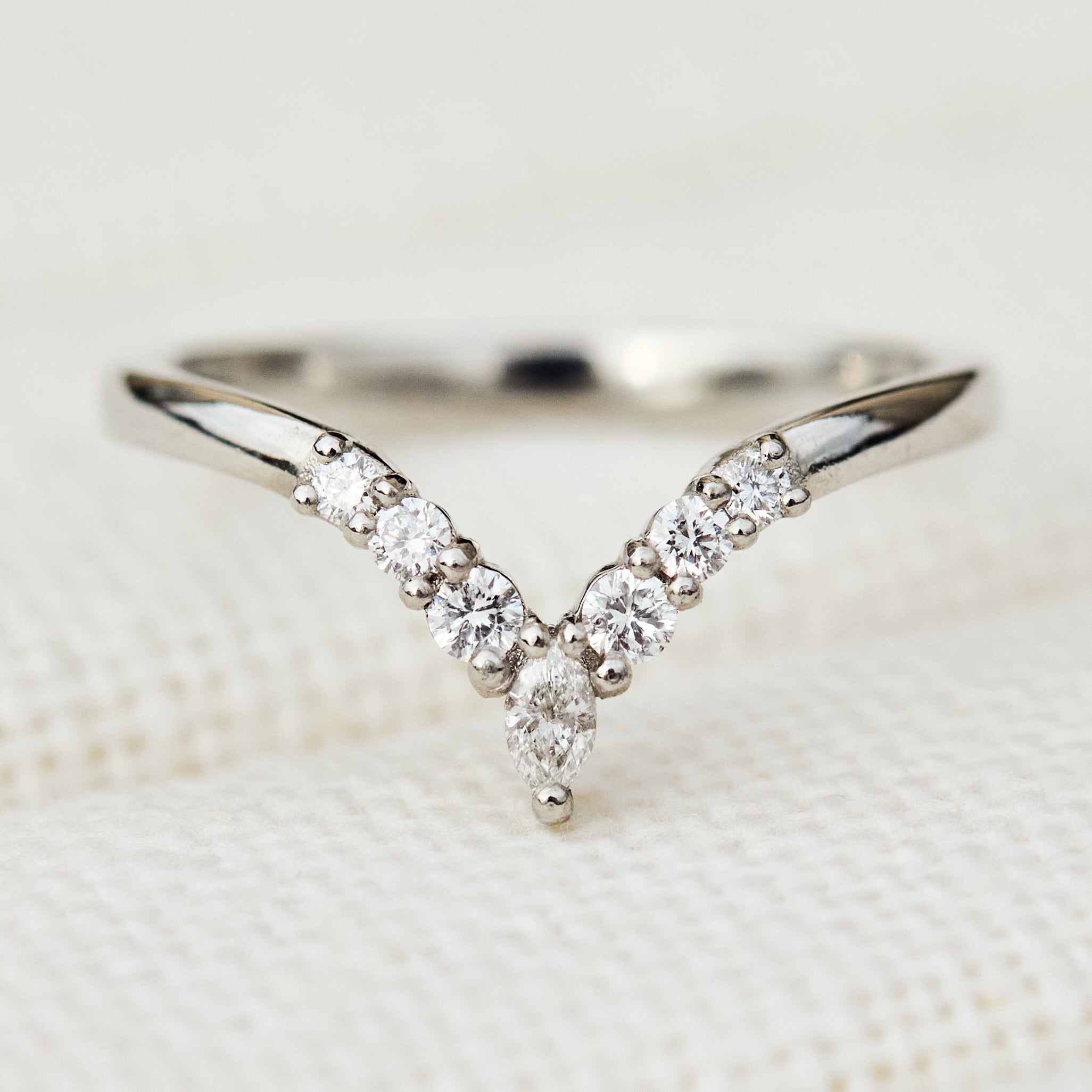 v shaped platinum round diamond wedding band
