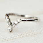 v shaped platinum round diamond wedding band