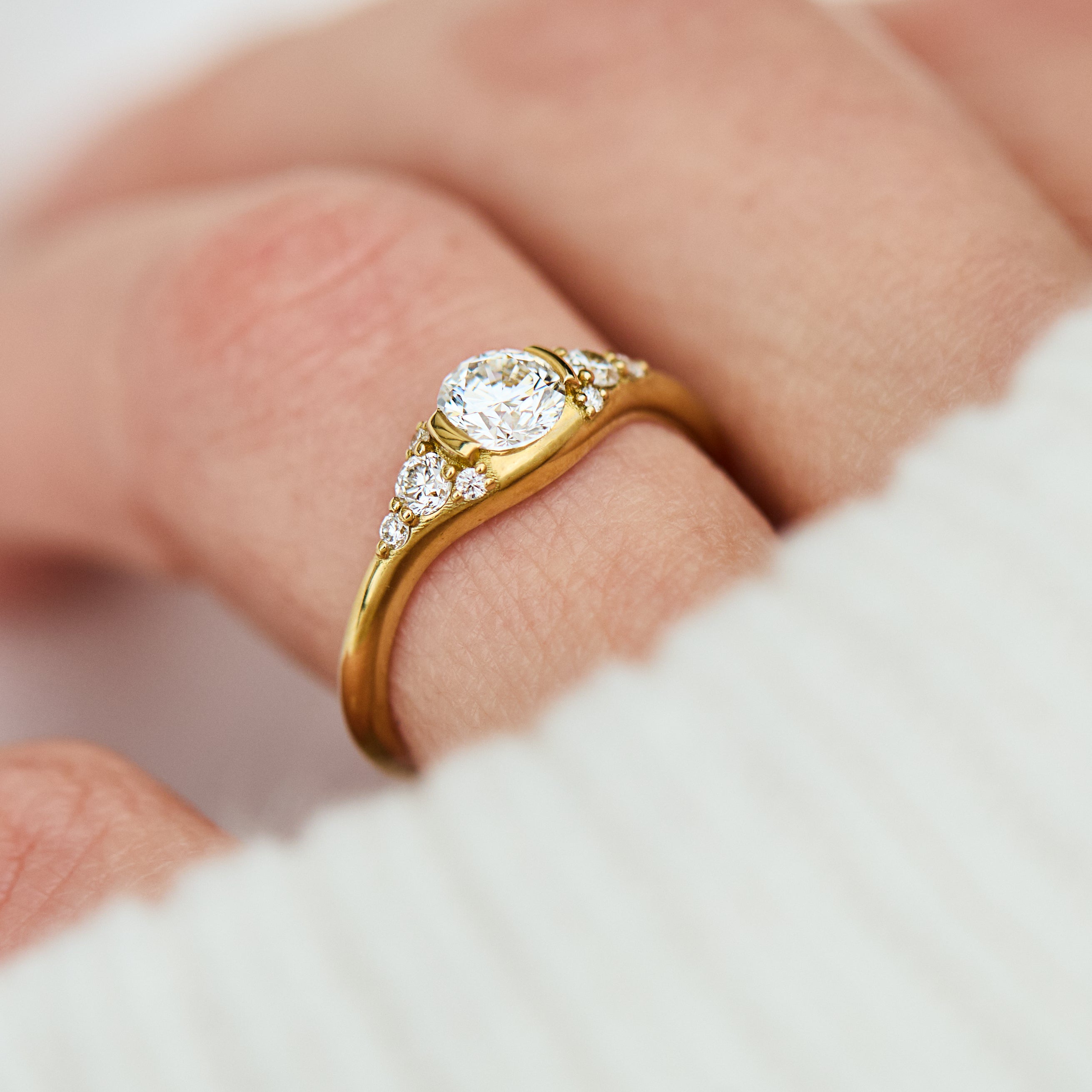 18ct yellow gold round brilliant cut one-of-a-kind lab grown diamond ring UK