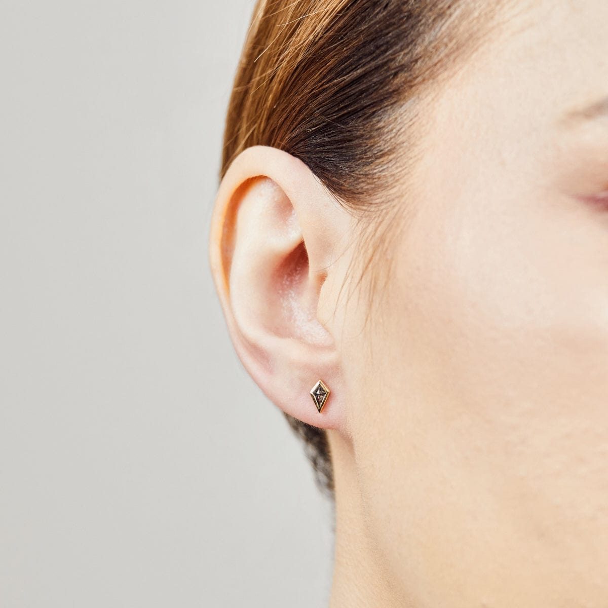 Salt and pepper kite-shaped diamond stud earrings in 18ct yellow gold.